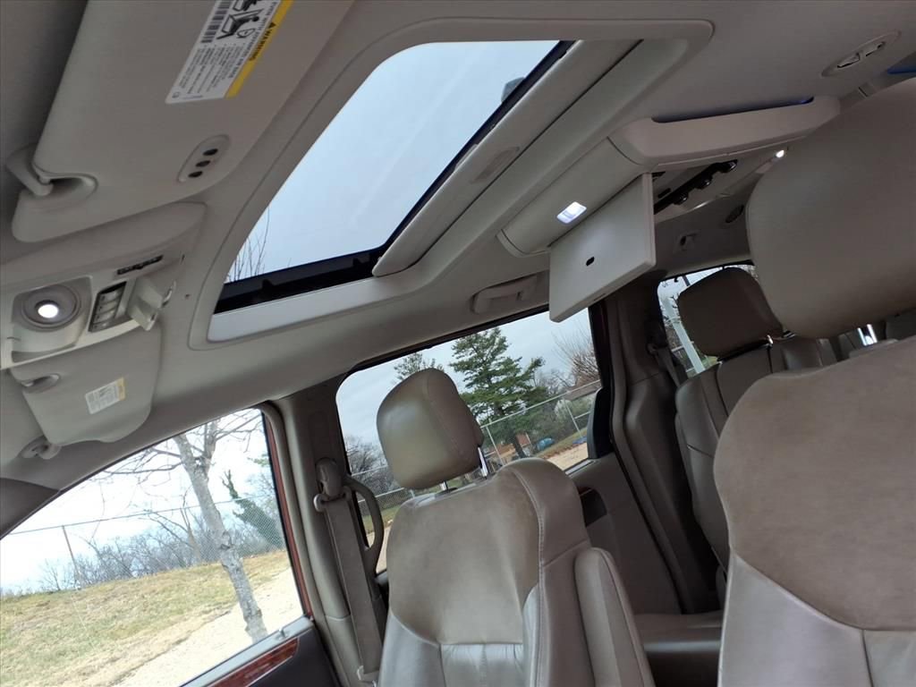 Used 2016 Chrysler Town & Country Limited Platinum image 13