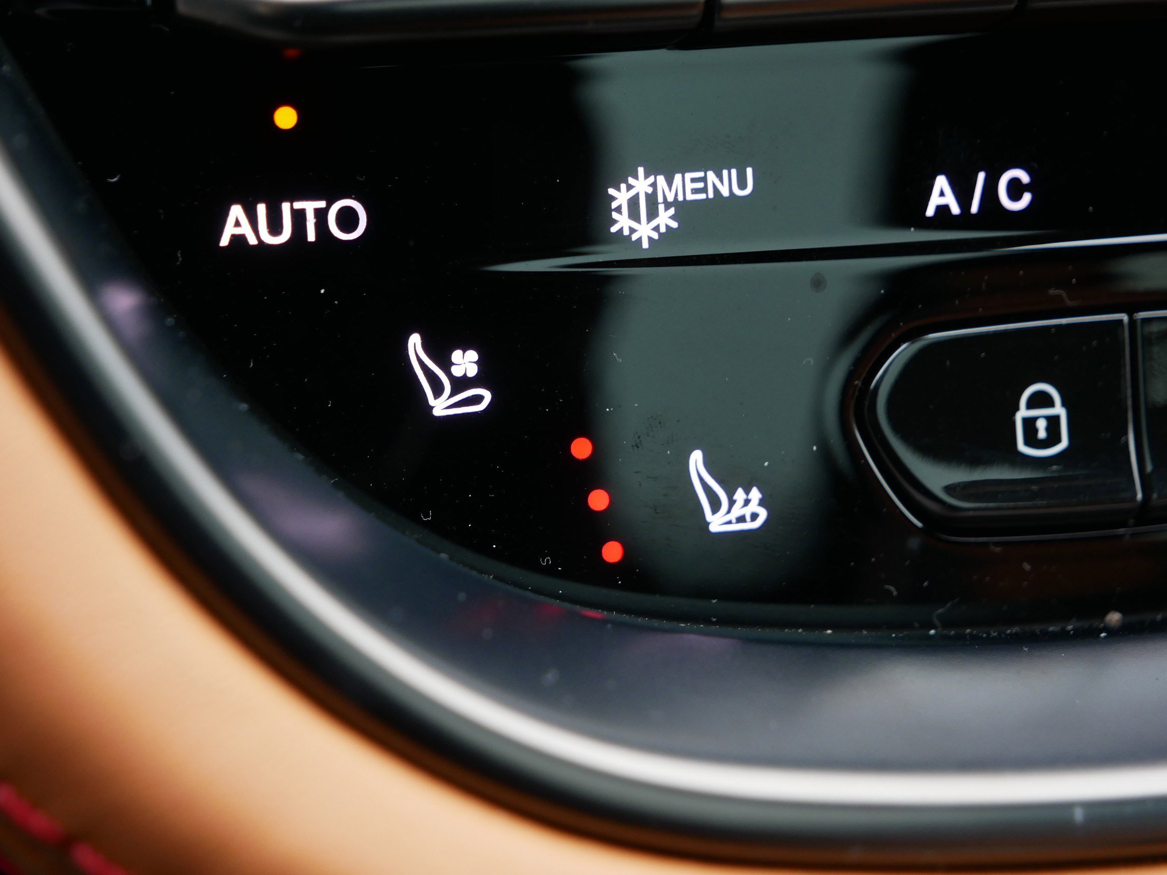 Used 2022 Aston Martin DBX image 28