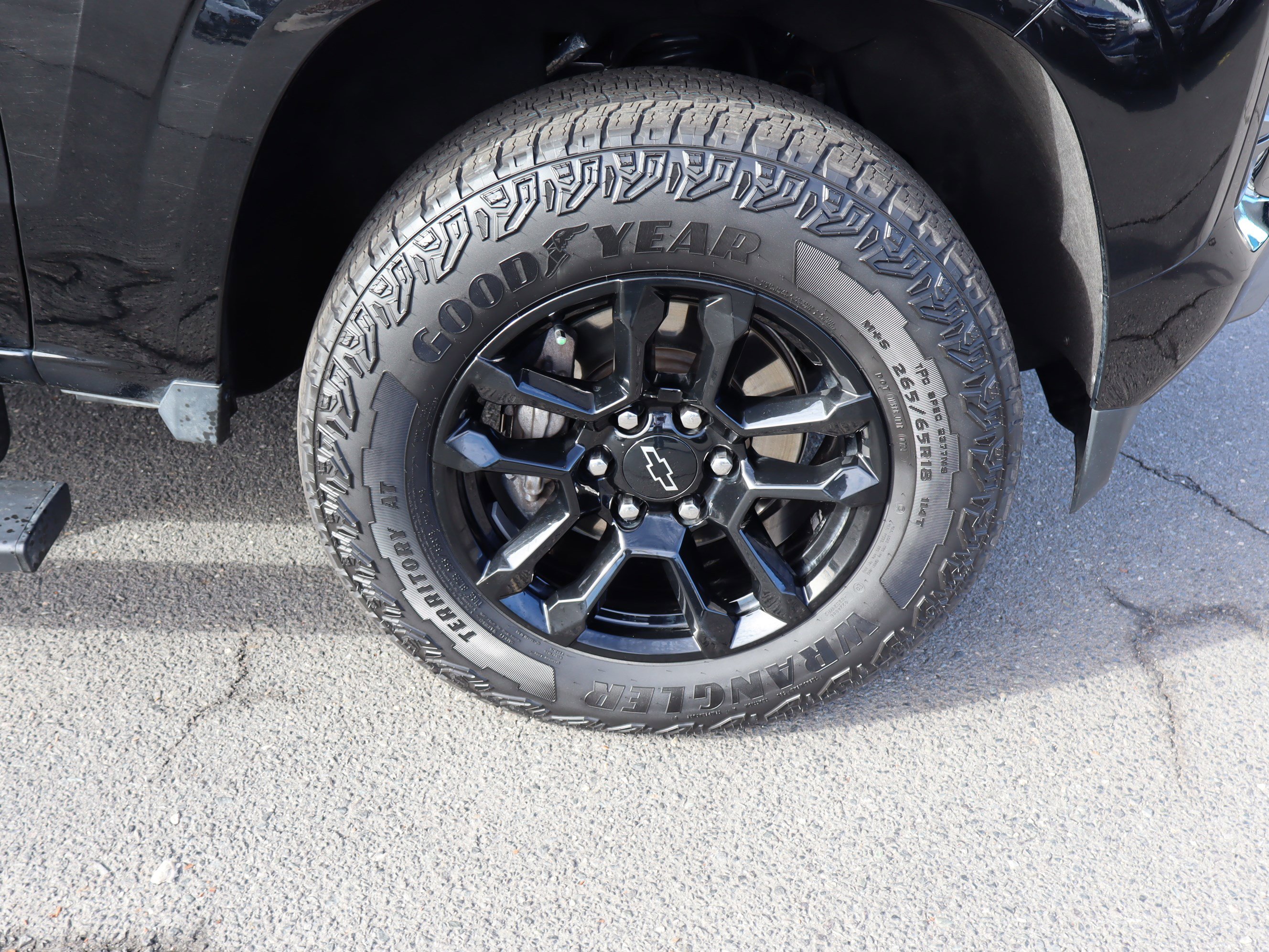 Certified 2025 Chevrolet Colorado Z71 w/ Midnight Edition image 38