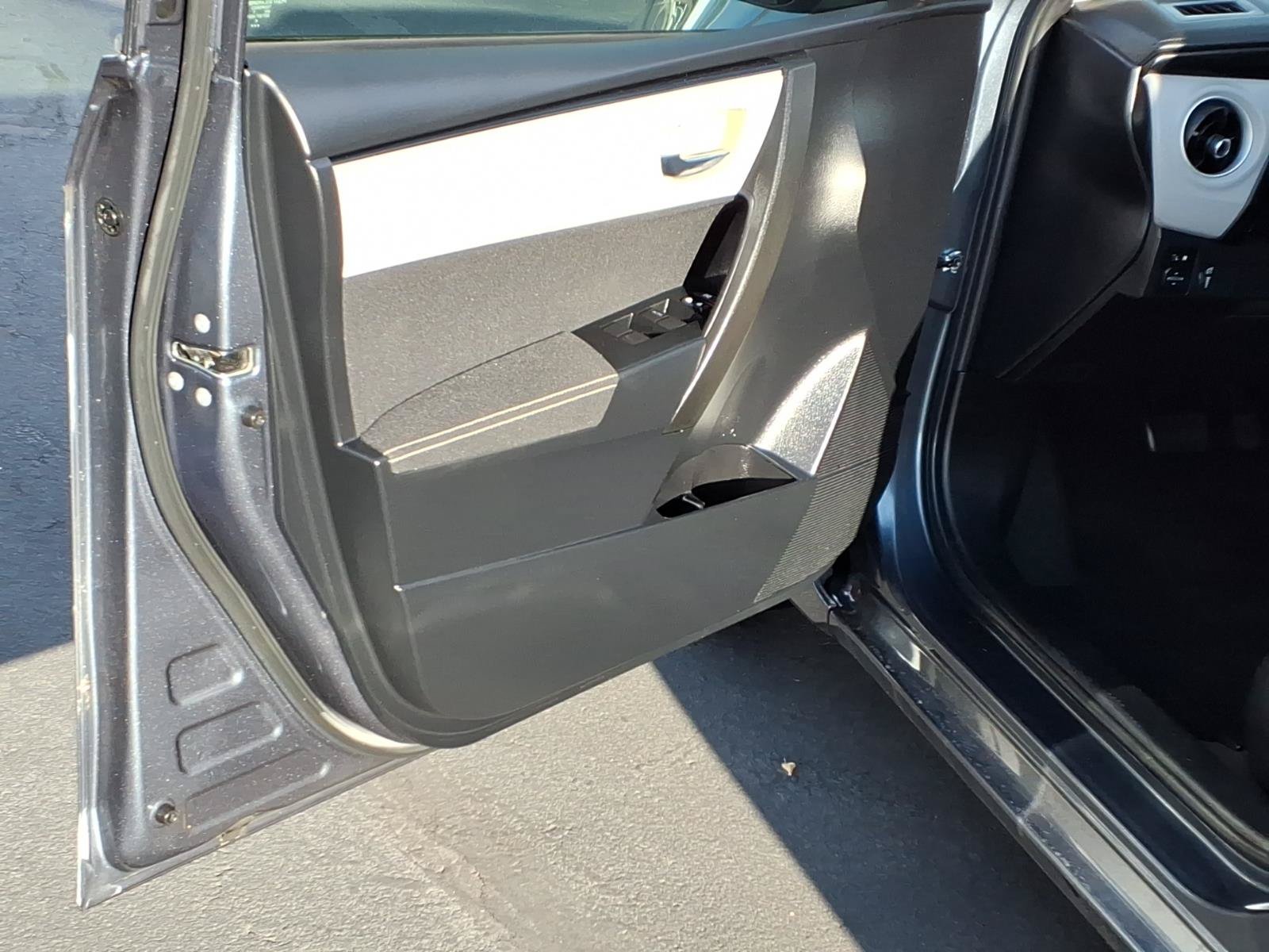 Used 2018 Toyota Corolla LE w/ Carpet Mat Package (TMS) FWD image 13