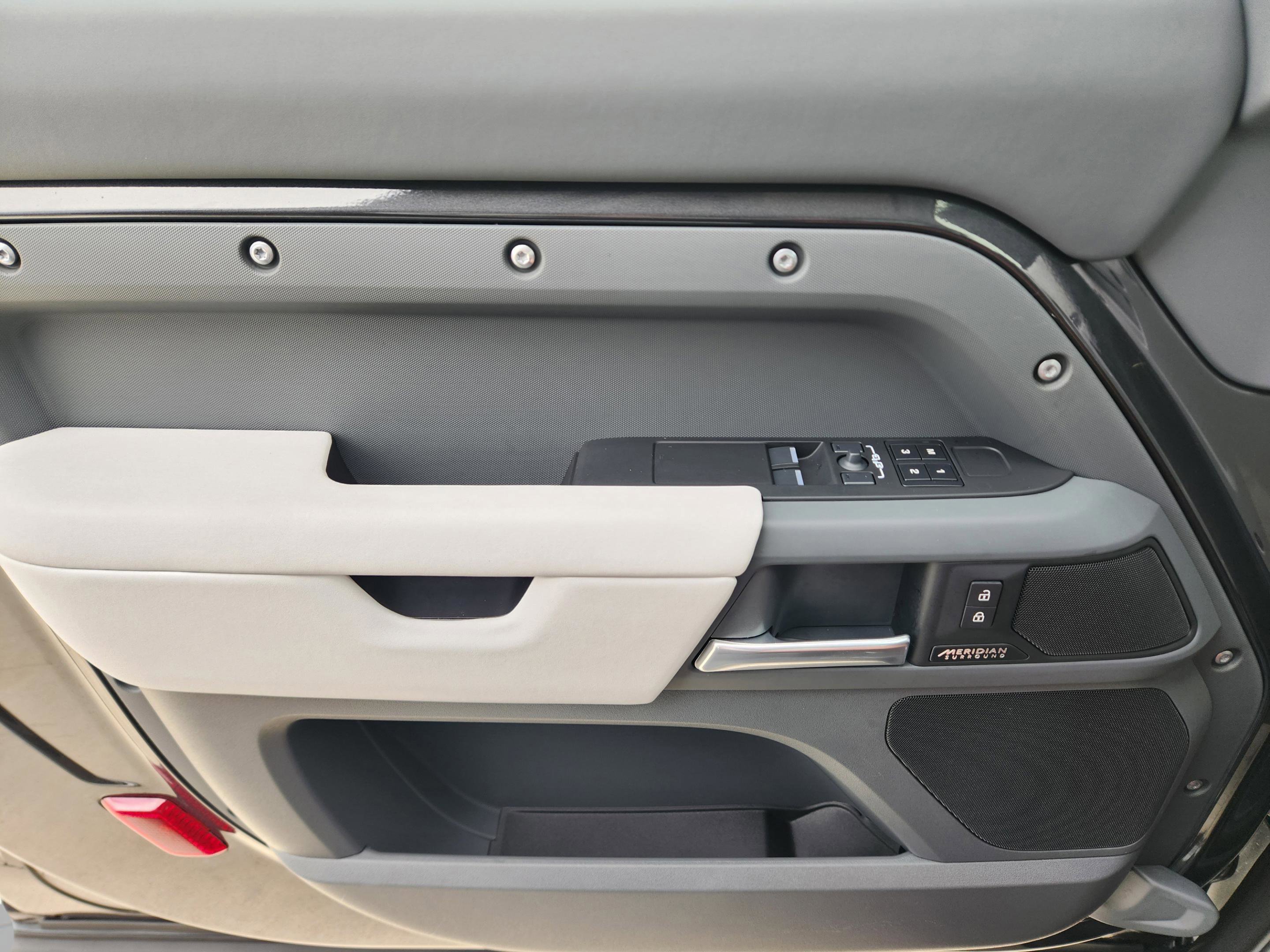 Certified 2025 Land Rover Defender 90 X-Dynamic SE image 22