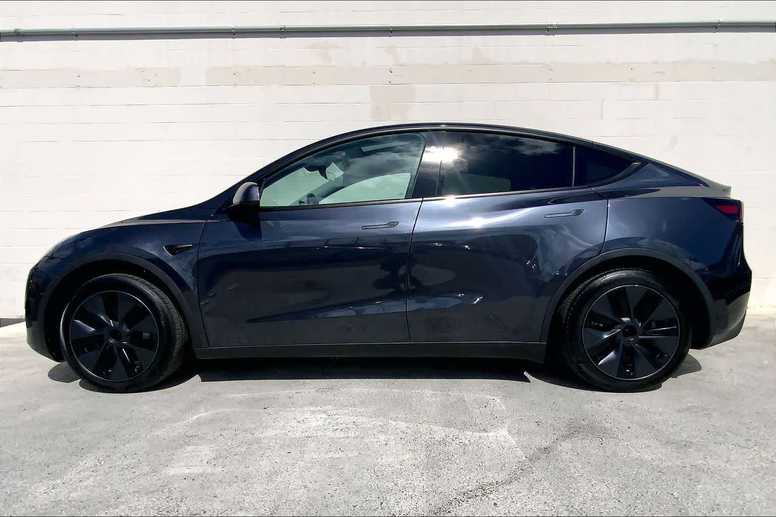 Used 2024 Tesla Model Y 2WD image 3