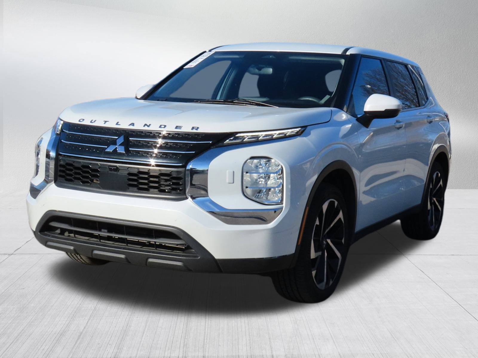 Used 2022 Mitsubishi Outlander ES image 3