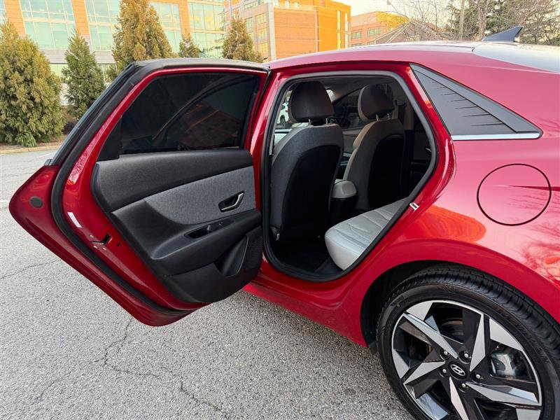 Used 2021 Hyundai Elantra Limited image 24