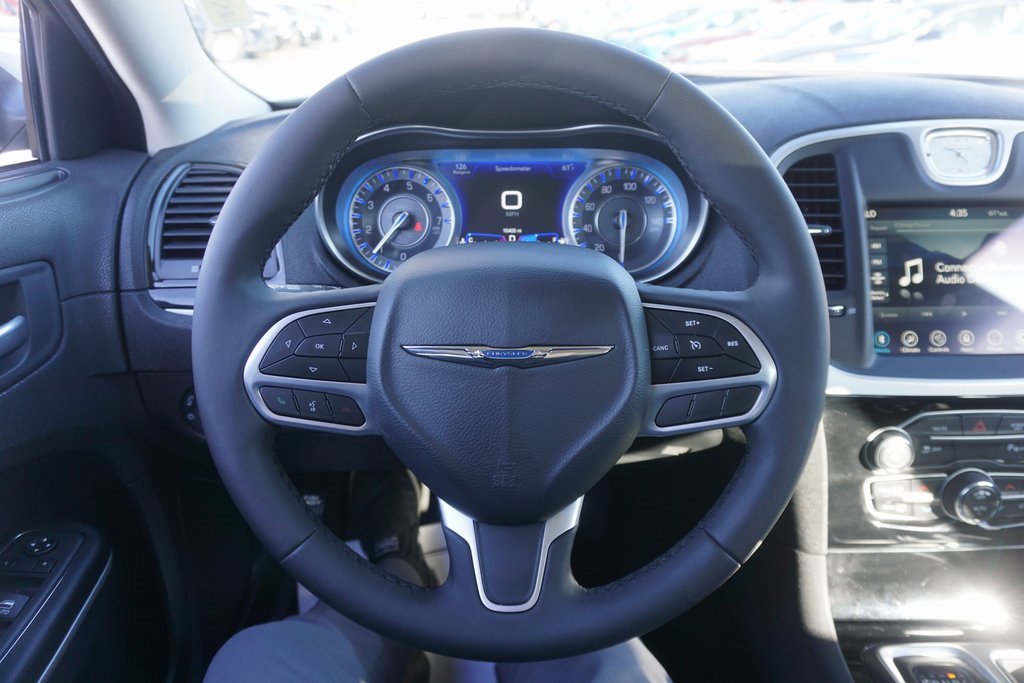 Used 2023 Chrysler 300 Touring L image 3