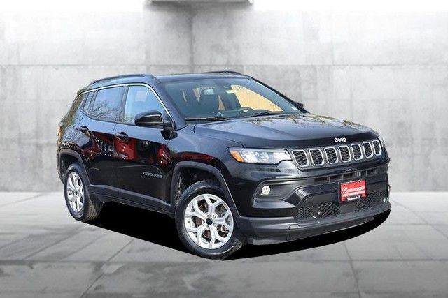 Used 2025 Jeep Compass Latitude w/ Sun & Sound Group image 2