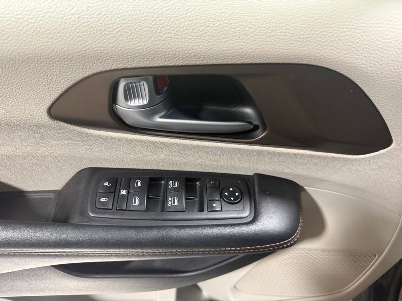 Used 2018 Chrysler Pacifica Touring-L image 20