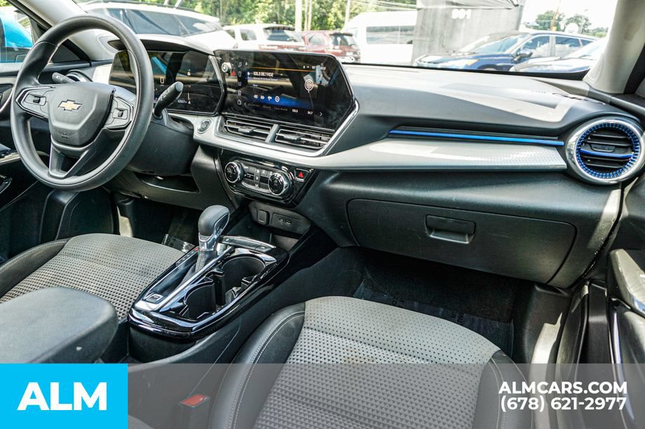 Used 2025 Chevrolet Trax LT FWD image 23