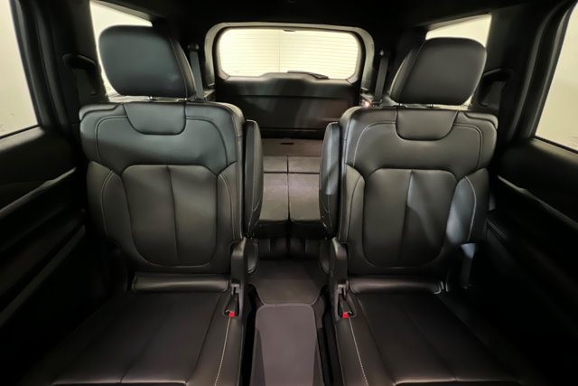 Used 2025 Jeep Grand Cherokee L Limited w/ Black Appearance Package AWD/4WD image 25