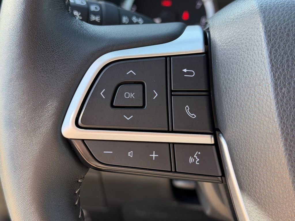 Used 2025 Toyota Highlander LE image 24
