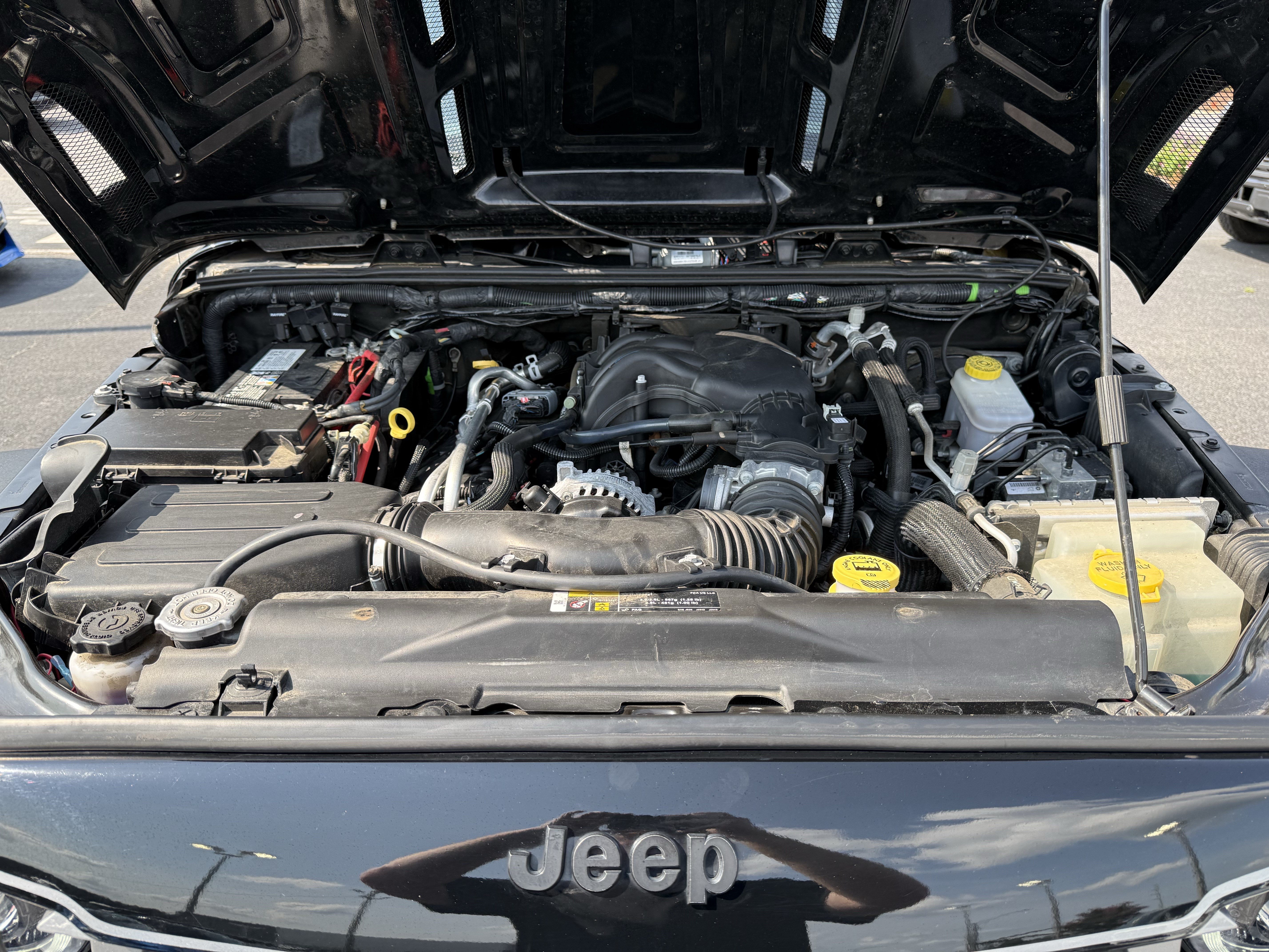 Used 2018 Jeep Wrangler Sport w/ Connectivity Group AWD/4WD image 33