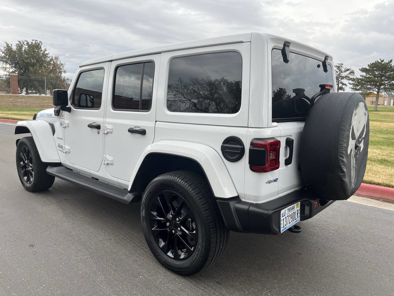Used 2021 Jeep Wrangler Unlimited Sahara image 5