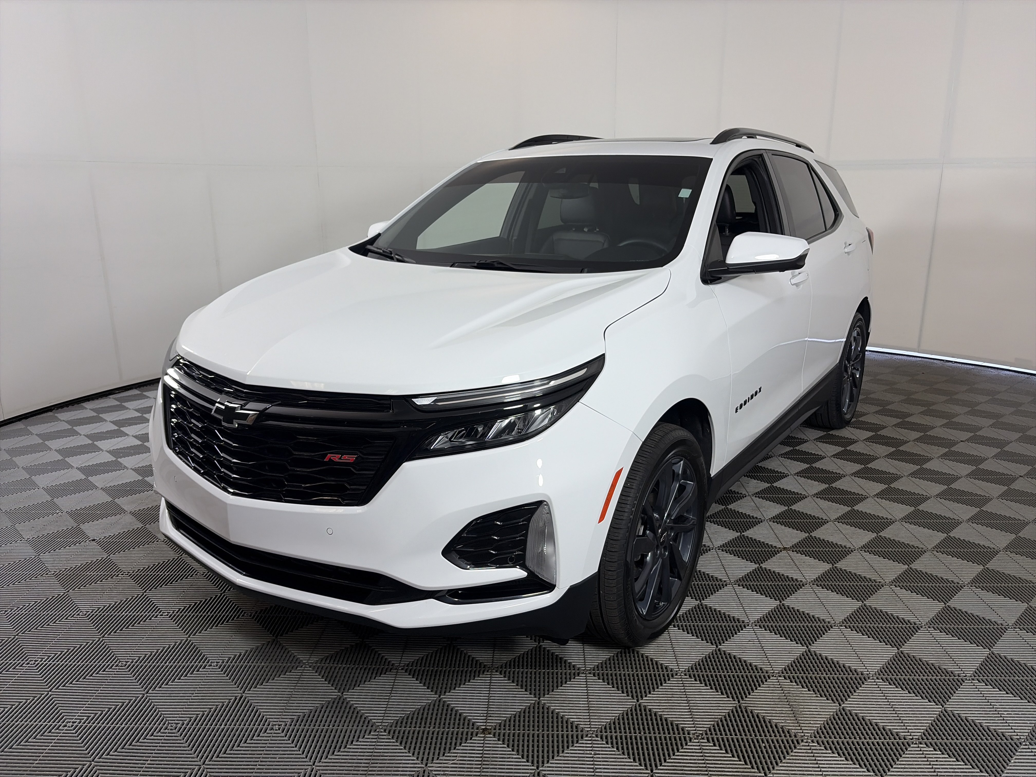 Used 2024 Chevrolet Equinox RS w/ RS Leather Package AWD/4WD image 2
