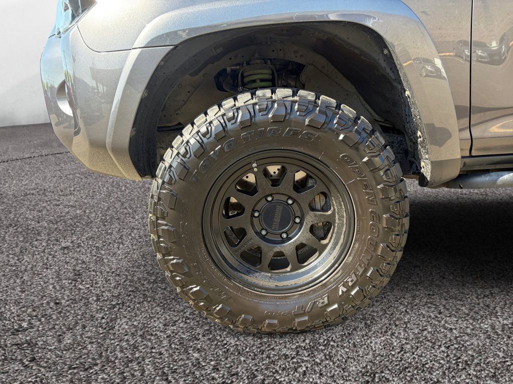 Used 2020 Toyota 4Runner SR5 AWD/4WD image 9