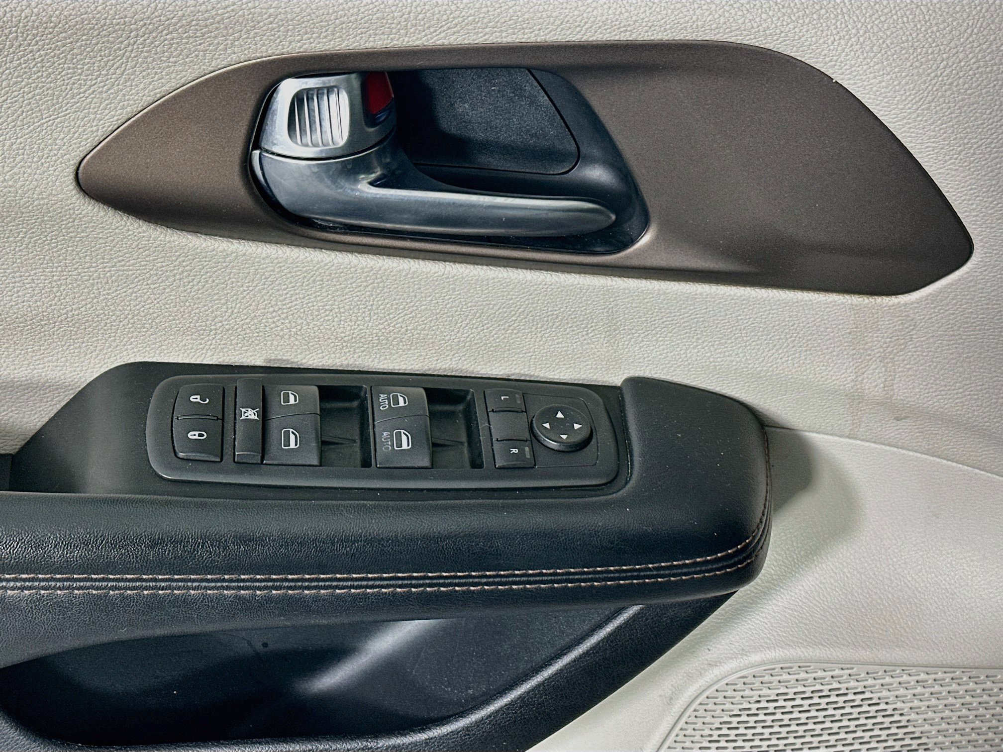 Used 2019 Chrysler Pacifica Touring-L FWD image 14