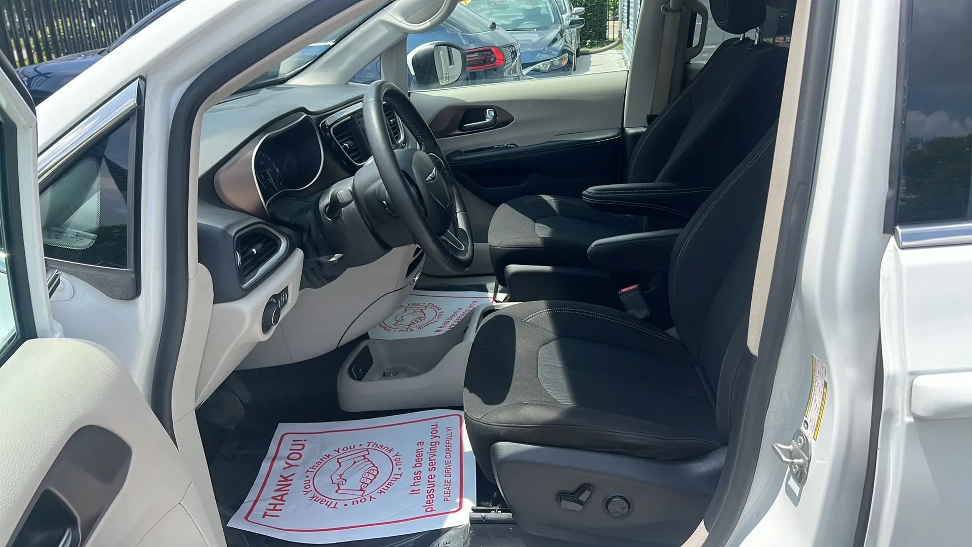 Used 2022 Chrysler Voyager LX image 10