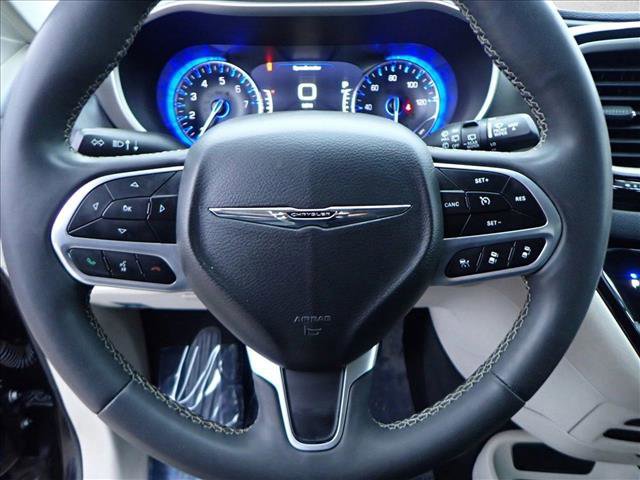 Used 2022 Chrysler Pacifica Touring-L image 15