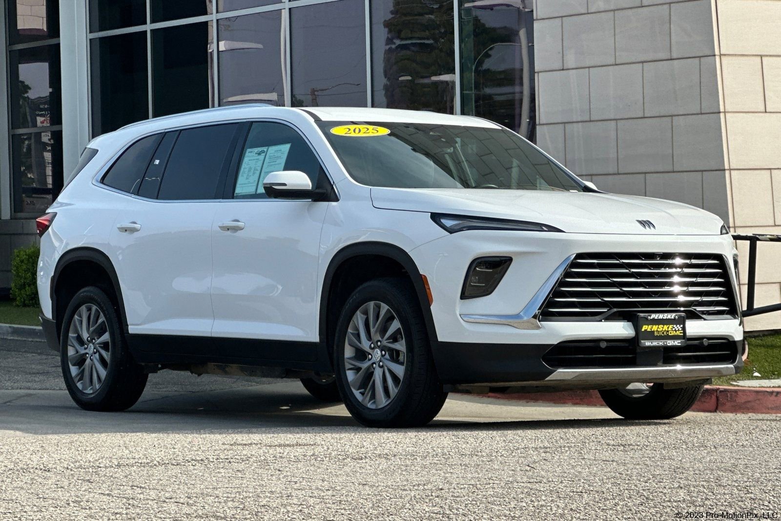 Used 2025 Buick Enclave Preferred image 1