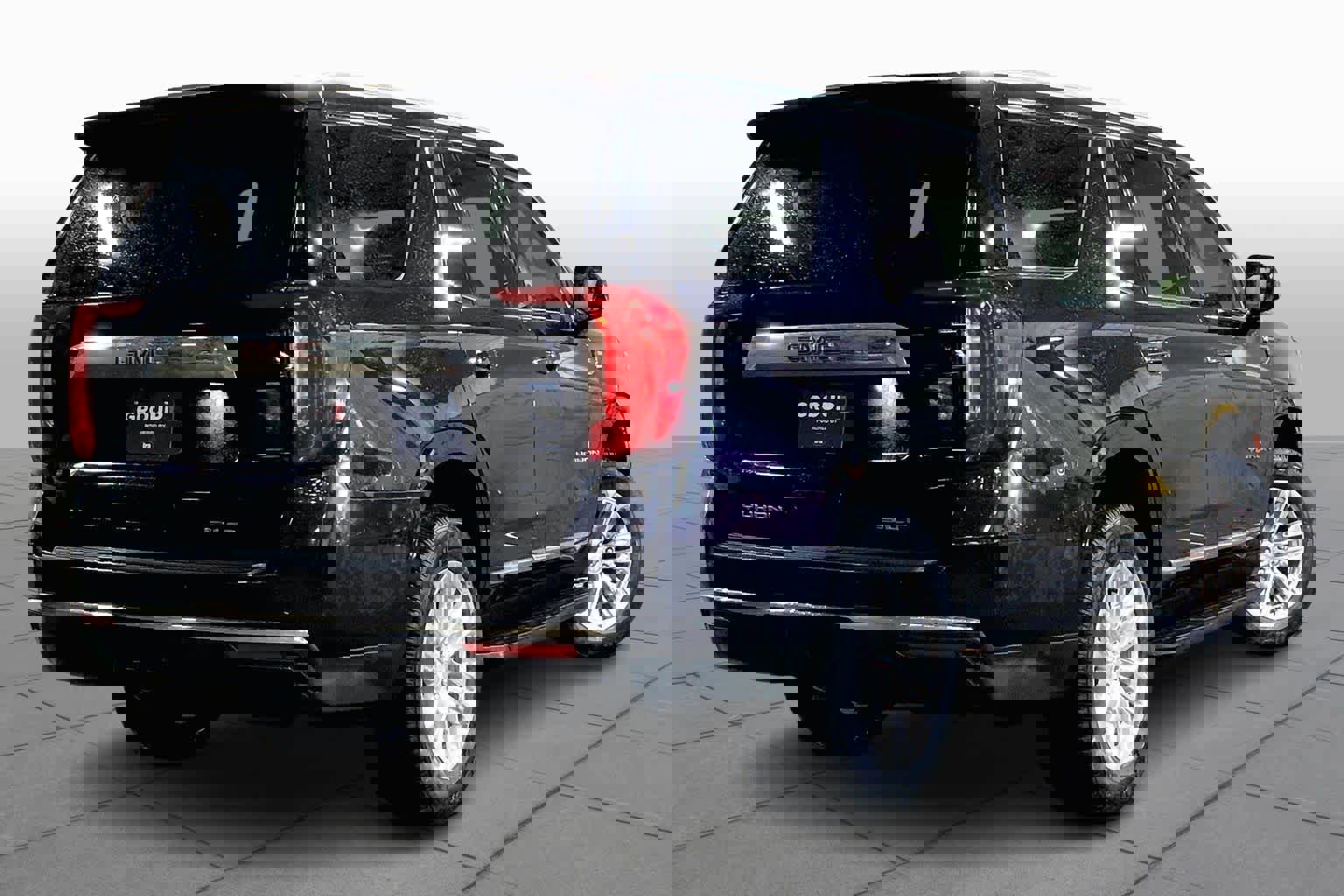 Used 2021 GMC Yukon SLT w/ SLT Premium Package image 13