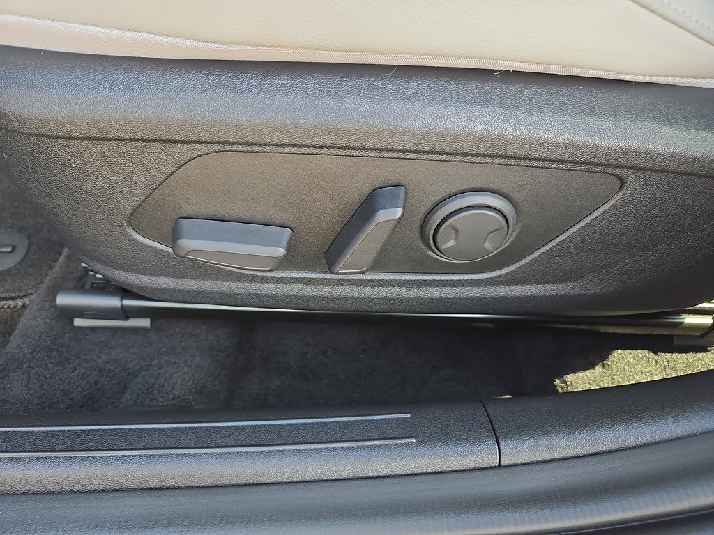 Certified 2025 Hyundai Elantra Limited FWD image 18