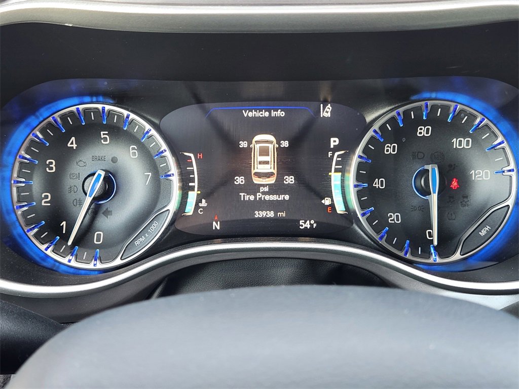 Used 2025 Chrysler Pacifica Select image 49