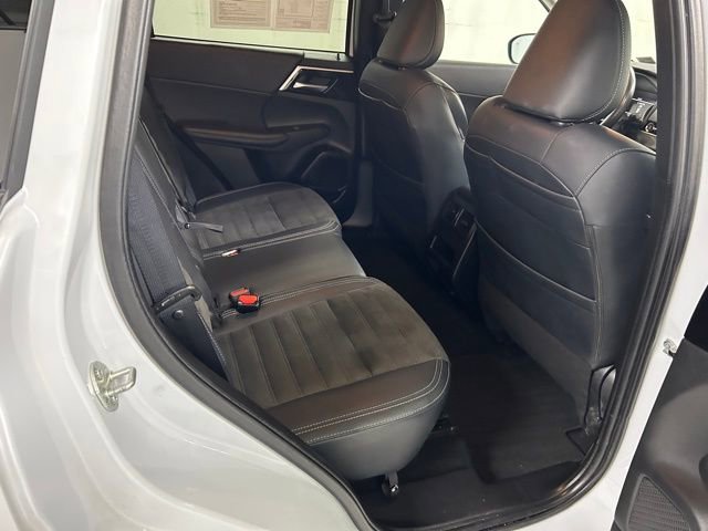 Used 2024 Mitsubishi Outlander AWD image 14