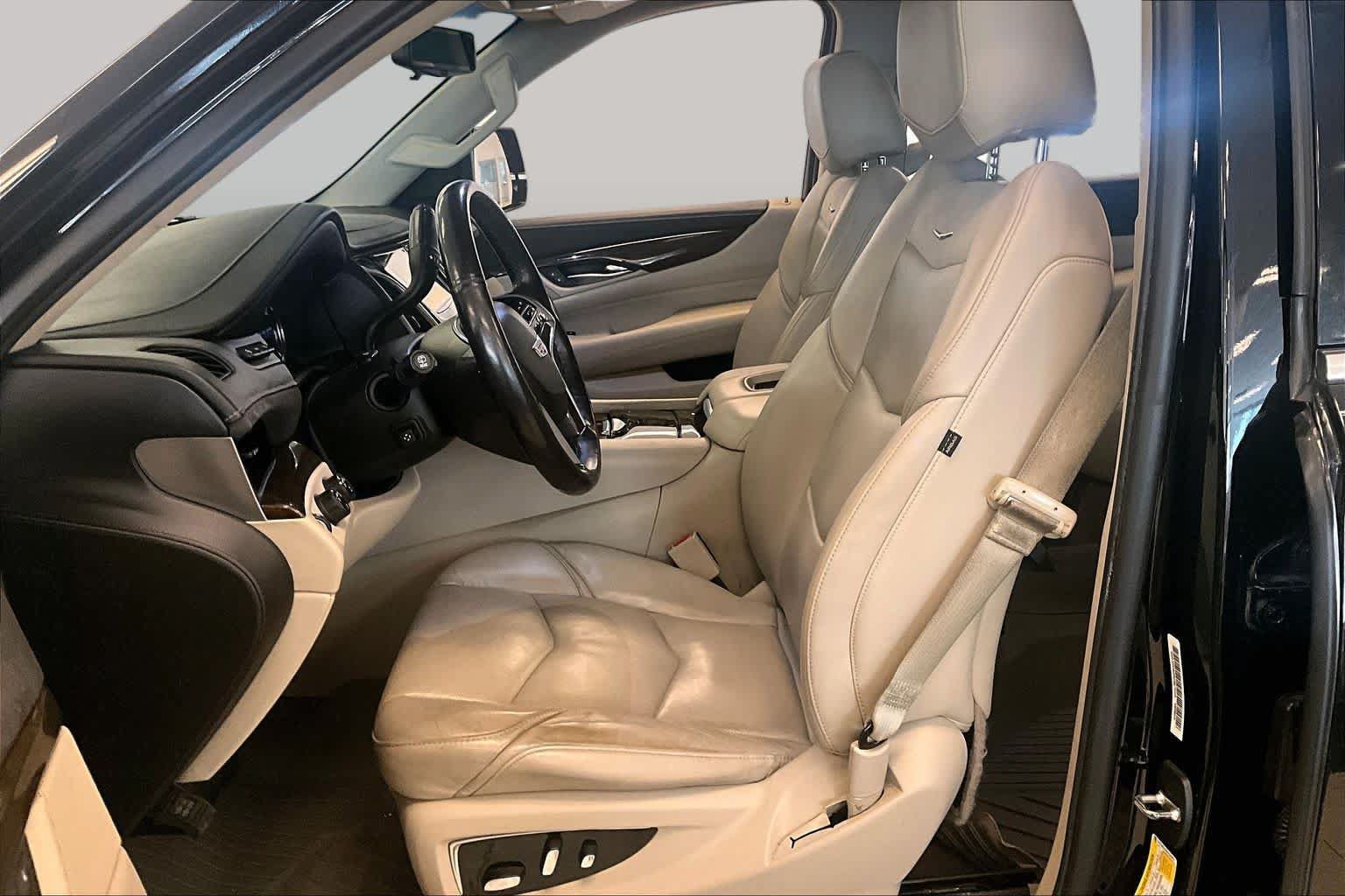 Used 2019 Cadillac Escalade Luxury AWD/4WD image 7