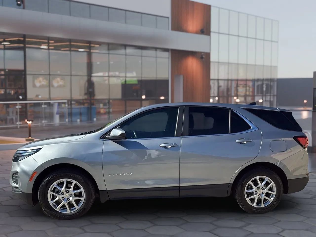 Used 2023 Chevrolet Equinox LT image 2