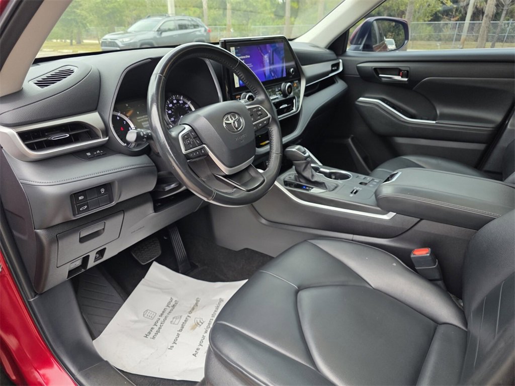 Certified 2024 Toyota Highlander XLE image 28