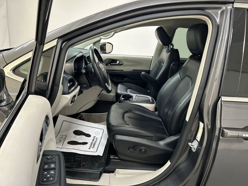 Used 2021 Chrysler Pacifica Touring-L image 9