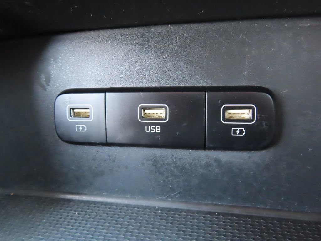 Used 2023 Kia Carnival LX FWD image 8