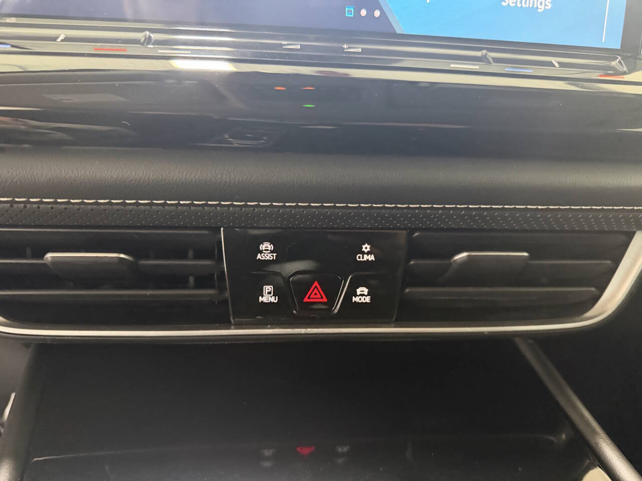 Used 2024 Volkswagen Atlas SE AWD/4WD image 11