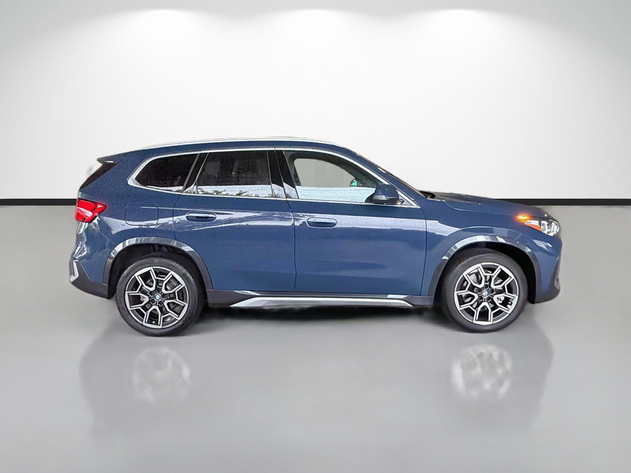 Used 2026 BMW X1 xDrive28i w/ Convenience Package AWD/4WD image 2