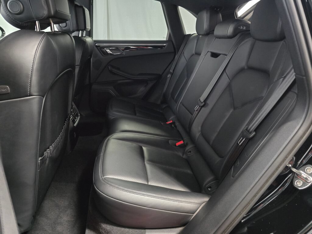 Certified 2024 Porsche Macan AWD/4WD image 22