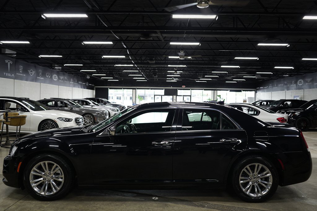 Used 2017 Chrysler 300 C RWD image 2