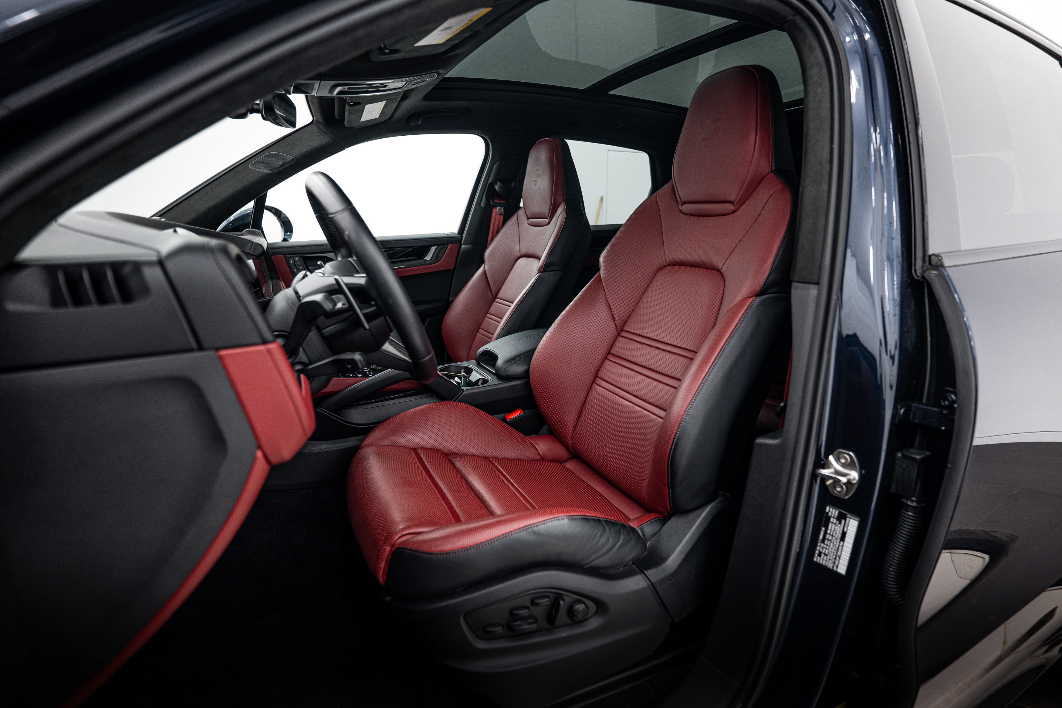 Certified 2025 Porsche Cayenne GTS AWD/4WD image 5