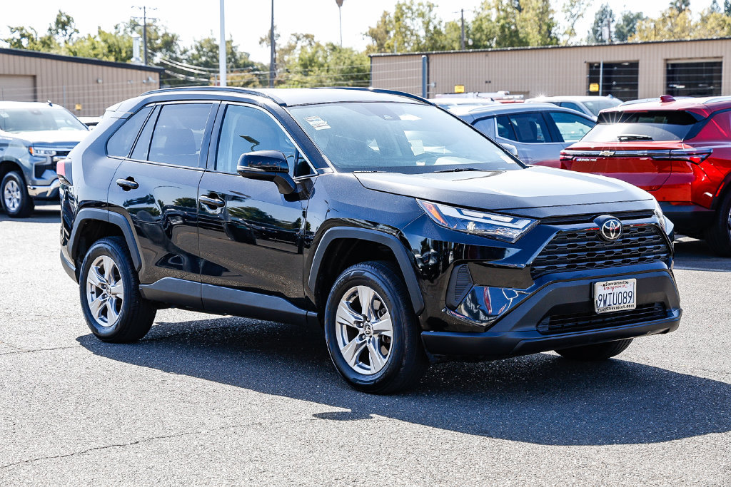 Used 2022 Toyota RAV4 XLE AWD/4WD image 5