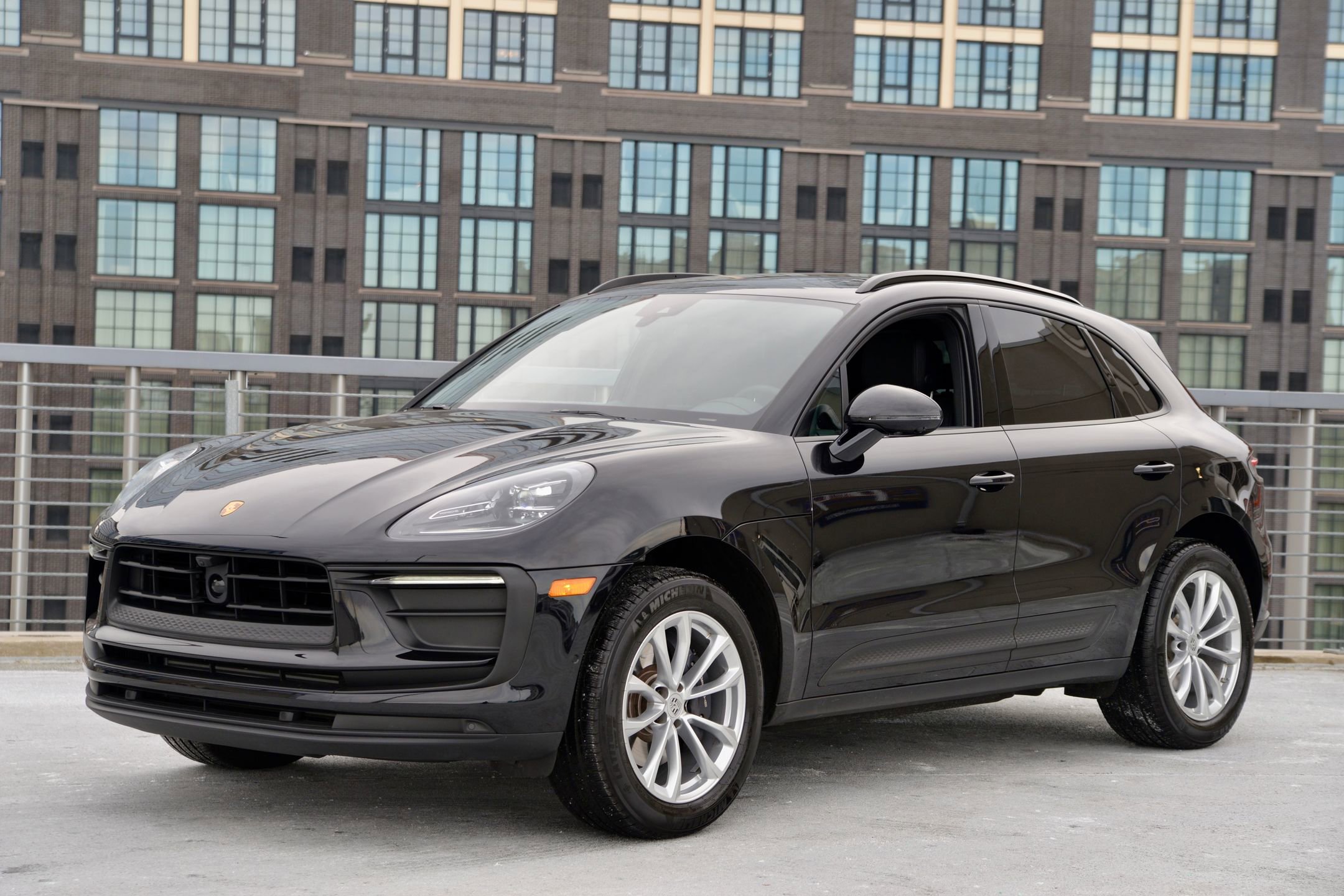 Certified 2025 Porsche Macan image 1