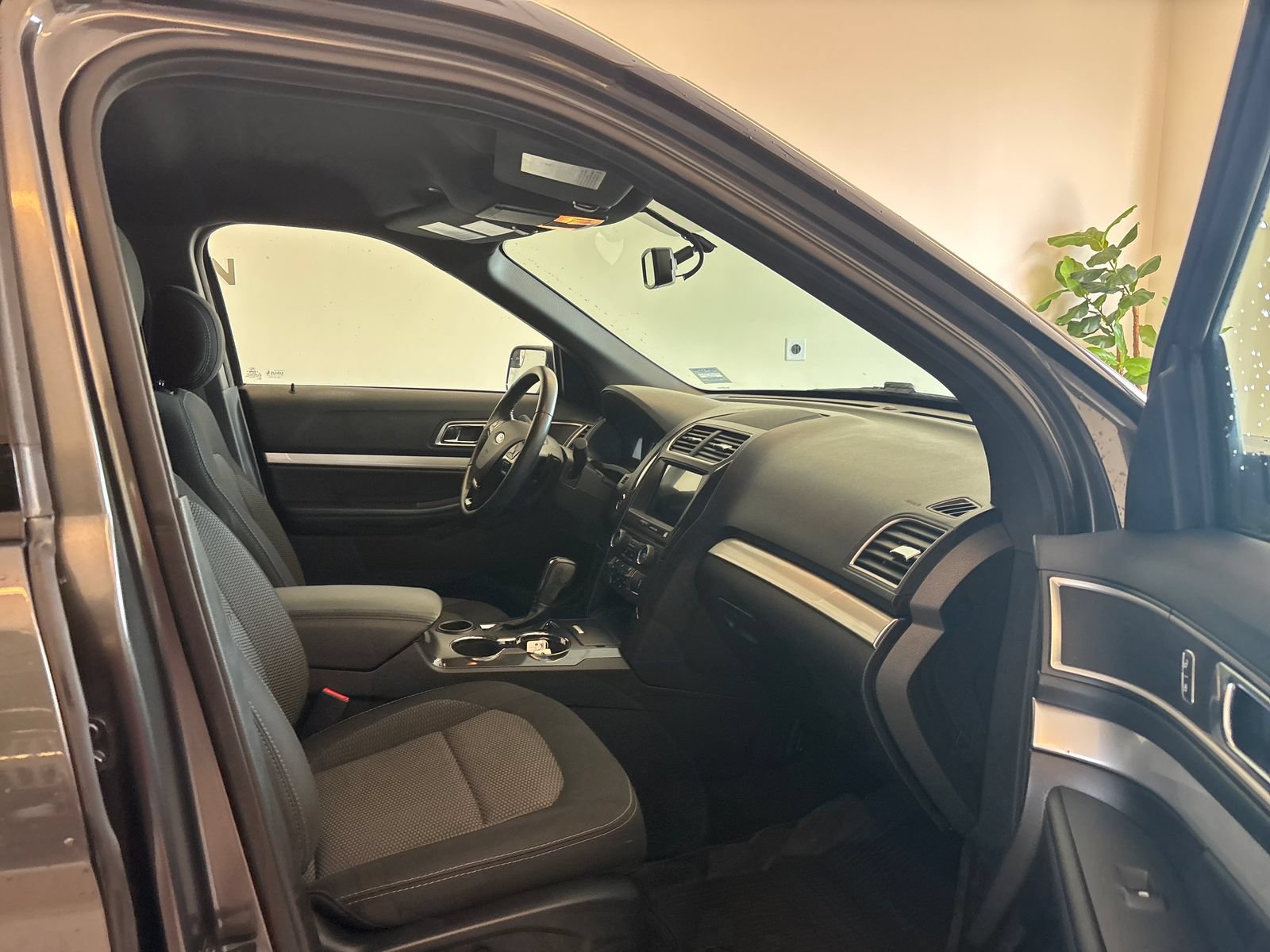Used 2017 Ford Explorer XLT w/ Equipment Group 201A FWD image 6