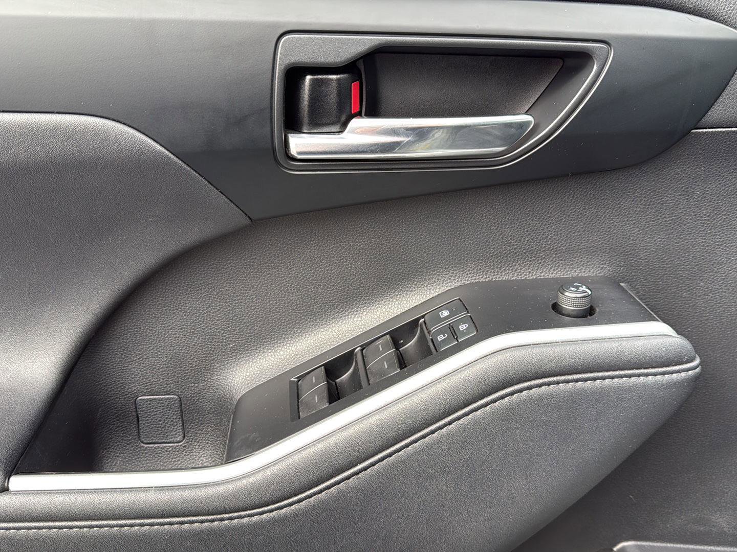 Used 2021 Toyota Highlander XLE image 9