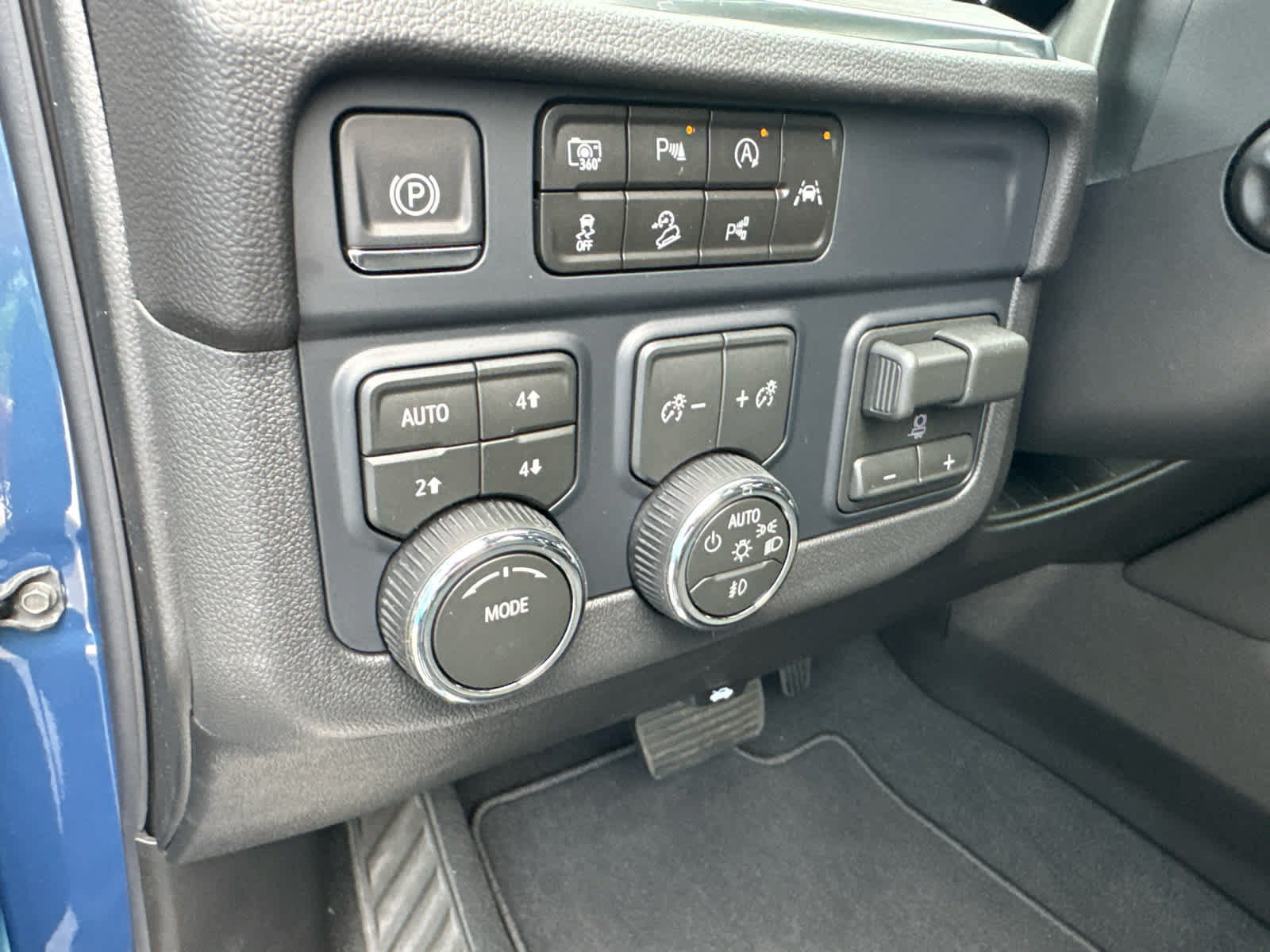 New 2026 Chevrolet Suburban Premier w/ Sun And Tow Package AWD/4WD image 23