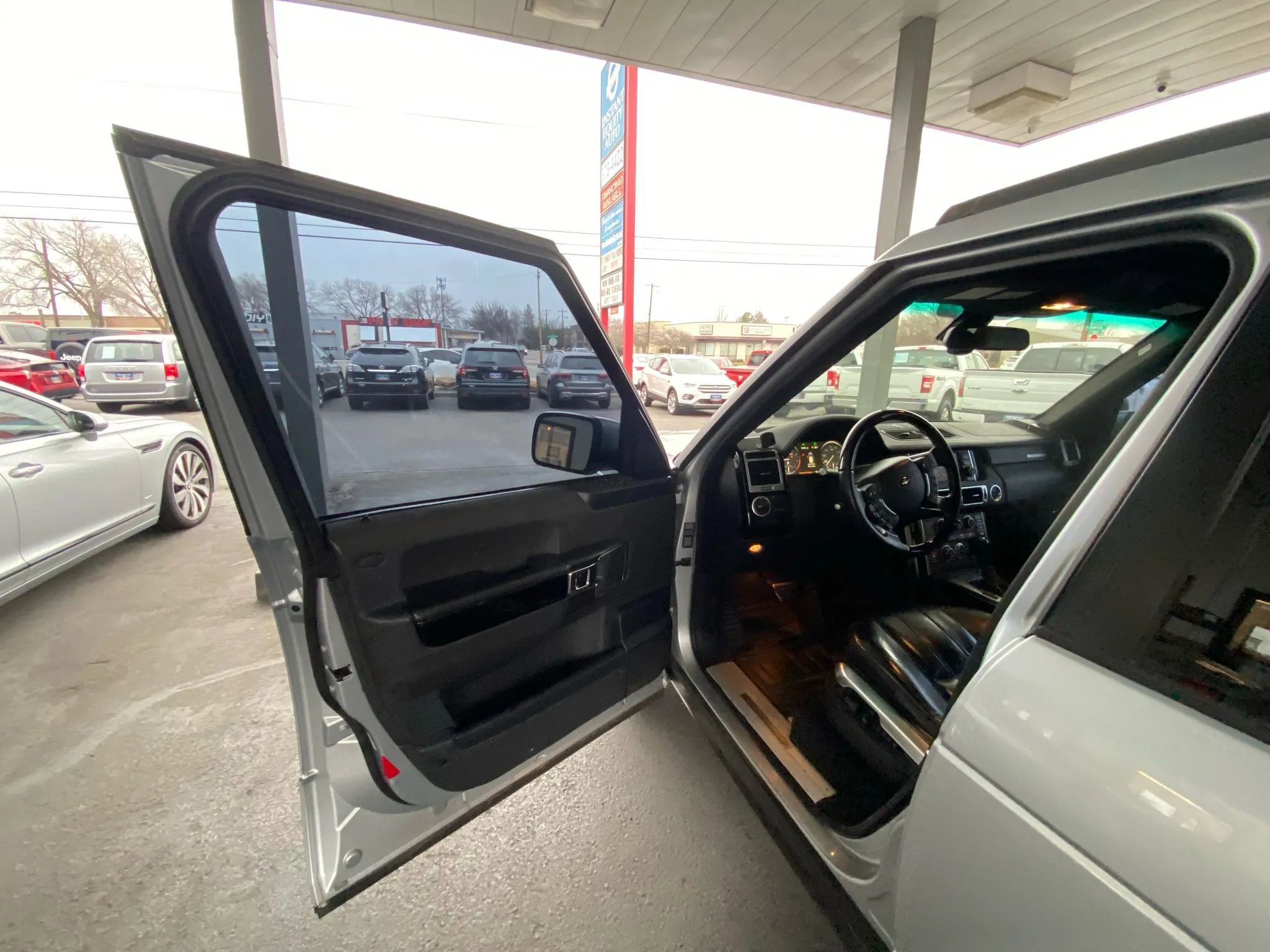 Used 2010 Land Rover Range Rover Supercharged image 3