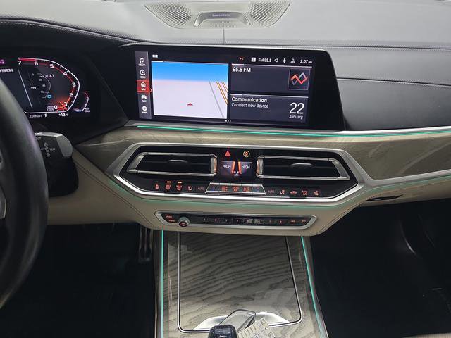 Used 2021 BMW X7 M50i w/ Dynamic Handling Package image 9