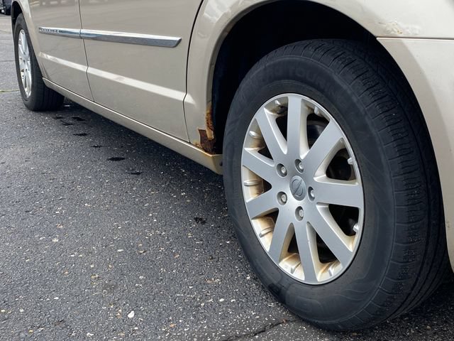 Used 2013 Chrysler Town & Country Touring FWD image 15