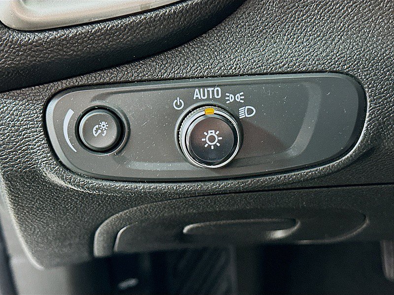 Used 2020 Chevrolet Trax LT w/ LT Convenience Package FWD image 10