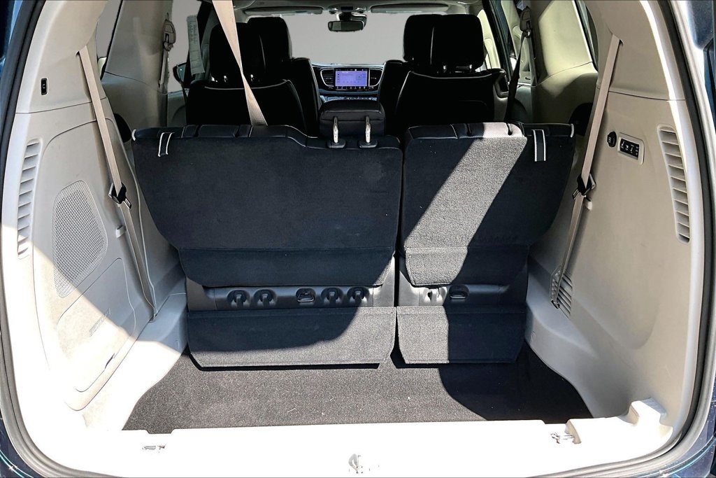 Used 2023 Chrysler Pacifica Limited w/ Uconnect Theater Family Group AWD/4WD image 7