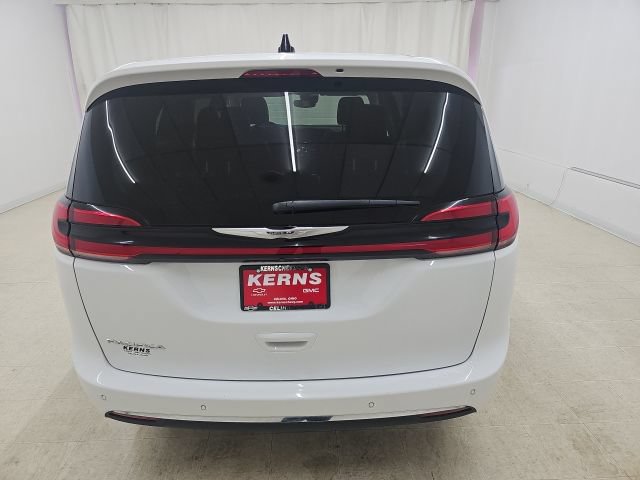 Used 2023 Chrysler Pacifica Touring-L FWD image 17