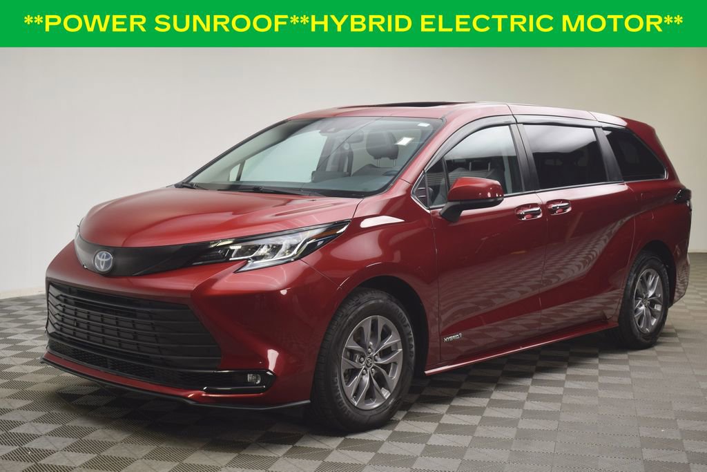 Used 2021 Toyota Sienna XLE image 3