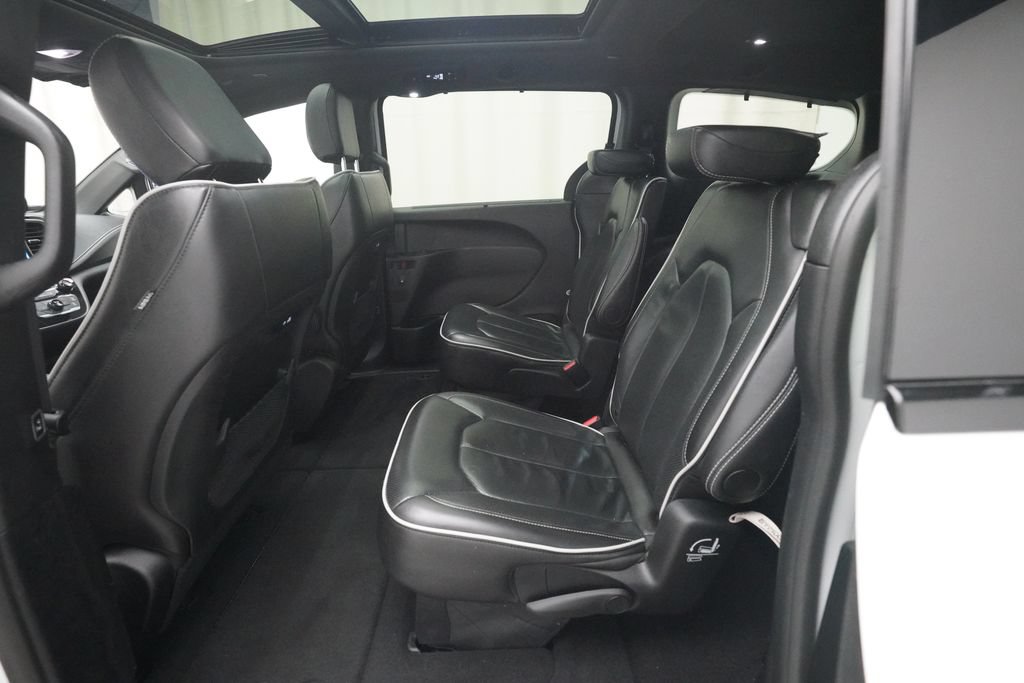 Used 2025 Chrysler Pacifica Limited FWD image 16