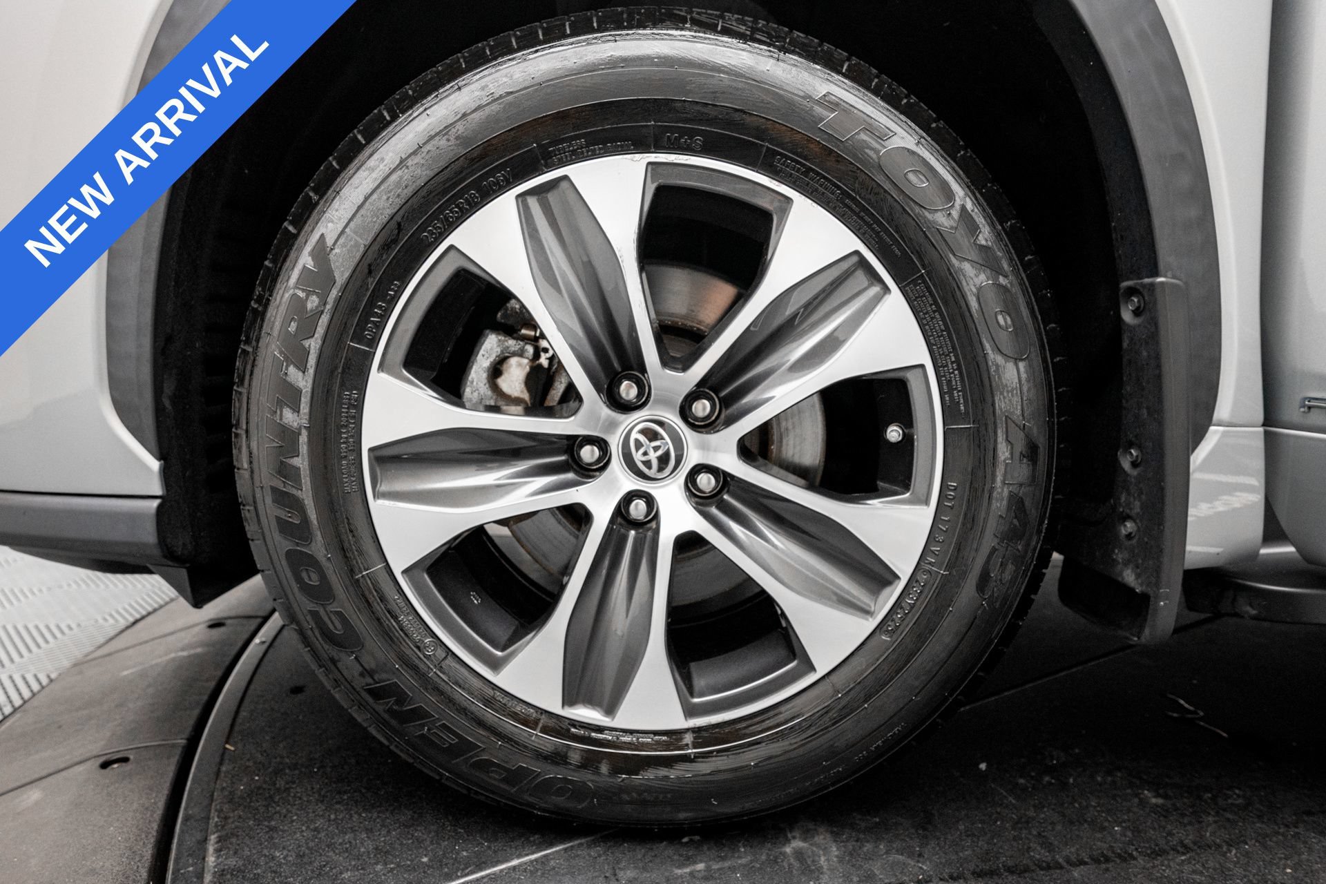 Used 2021 Toyota Highlander XLE AWD/4WD image 29